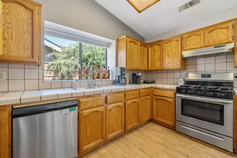 1811 E Vine, Visalia, CA 93292 photo 9