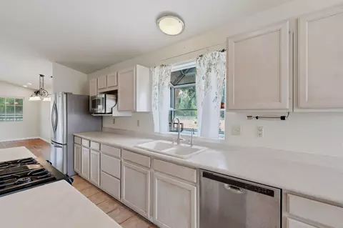 Kitchen - 33485 Globe Dr, Springville, CA 93265 photo 4 of 6