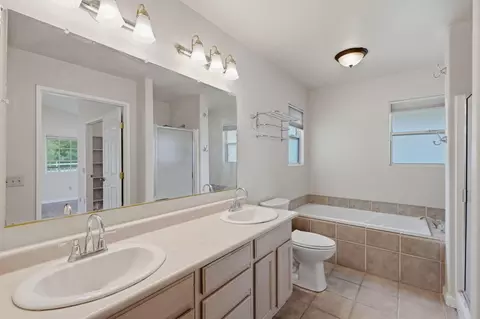 Bath - 33485 Globe Dr, Springville, CA 93265 photo 2 of 3
