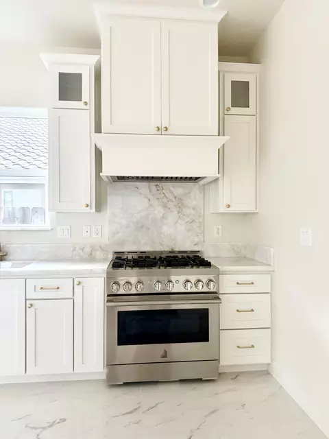 Kitchen - 169 Lake Dr, Lemoore, CA 93245 photo 2 of 4
