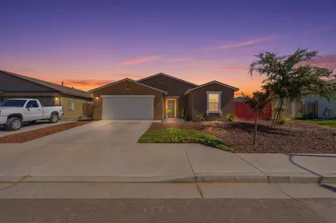 562 W Greenwood Ave, Woodlake, CA 93286
