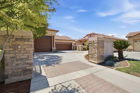 1220 E Copper Ct, Visalia, CA 93292