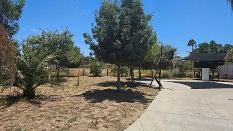 Exterior - 595 N Evans Rd, Tipton, CA 93272 photo 9 of 12