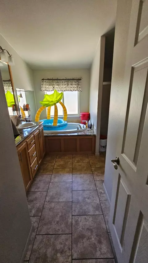 Bath - 595 N Evans Rd, Tipton, CA 93272 photo 1 of 2