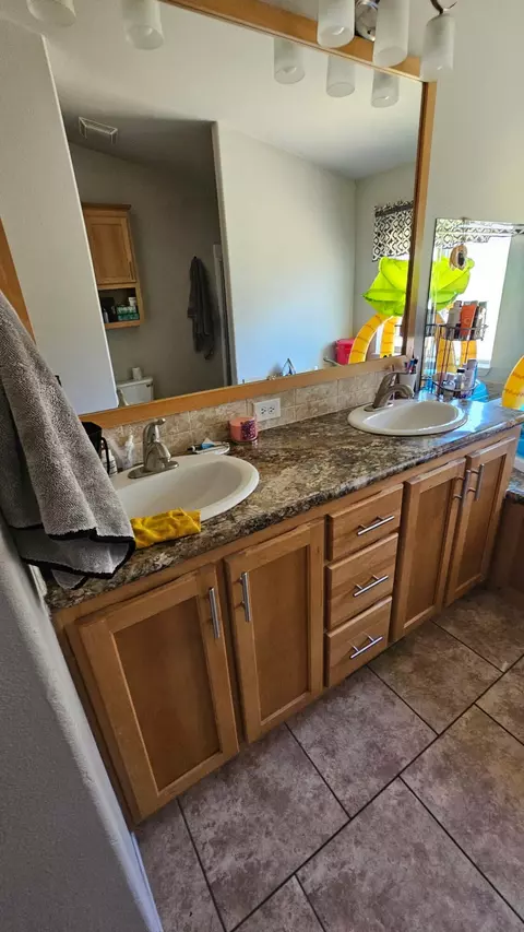 Bath - 595 N Evans Rd, Tipton, CA 93272 photo 2 of 2