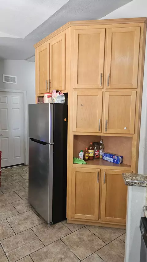 Kitchen - 595 N Evans Rd, Tipton, CA 93272 photo 4 of 5