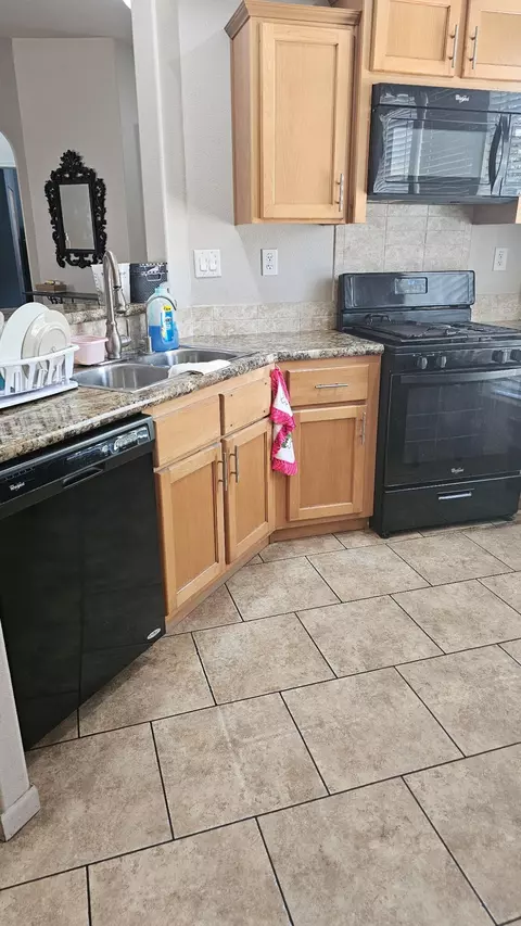 Kitchen - 595 N Evans Rd, Tipton, CA 93272 photo 2 of 5