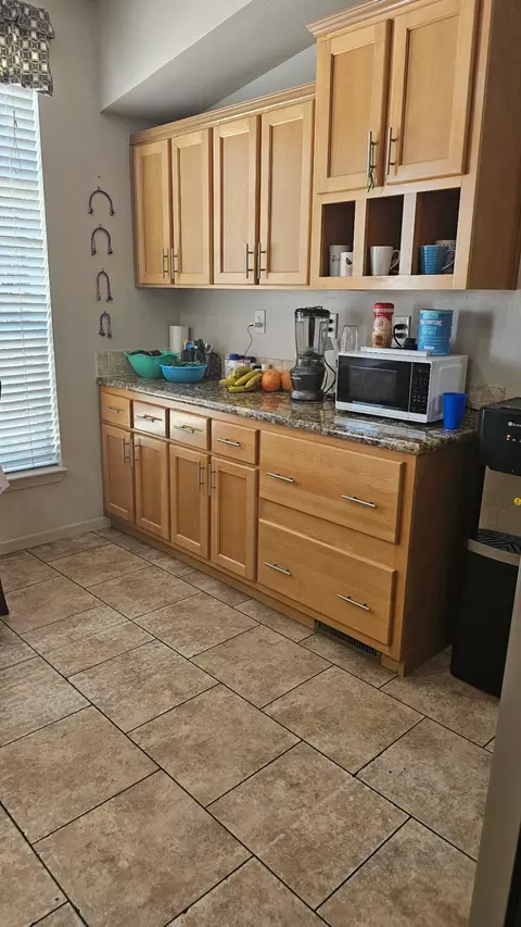 Kitchen - 595 N Evans Rd, Tipton, CA 93272 photo 5 of 5