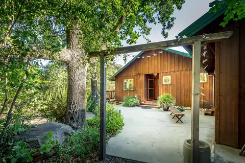 Exterior - 42854 Sierra Dr, Three Rivers, CA 93271 photo 2 of 24