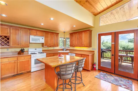 Kitchen - 42854 Sierra Dr, Three Rivers, CA 93271 photo 2 of 5