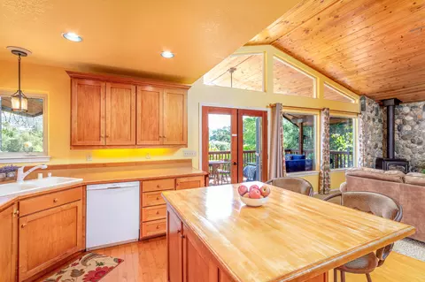 Kitchen - 42854 Sierra Dr, Three Rivers, CA 93271 photo 3 of 5