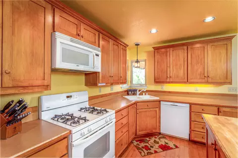 Kitchen - 42854 Sierra Dr, Three Rivers, CA 93271 photo 1 of 5
