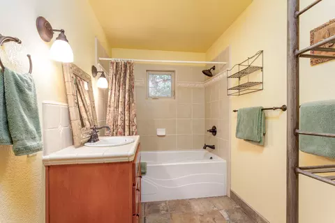 Bath - 42854 Sierra Dr, Three Rivers, CA 93271 photo 2 of 3