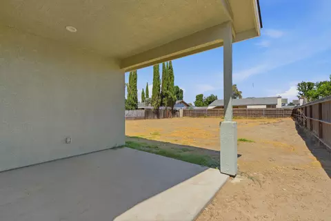 Exterior - 820 S Wright Way, Tulare, CA 93274 photo 5 of 9