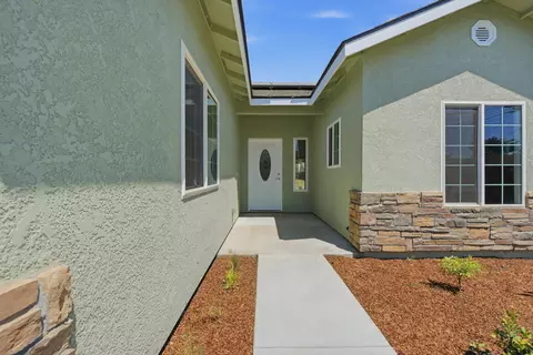 Entry Way - 820 S Wright Way, Tulare, CA 93274 photo 1 of 4