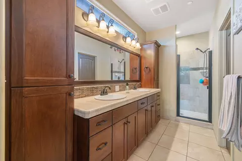 Bath - 1499 Durango St, Tulare, CA 93274 photo 1 of 3