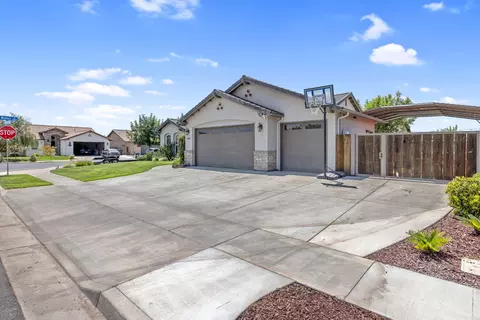 Exterior - 1499 Durango St, Tulare, CA 93274 photo 4 of 13