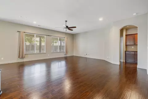 Living - 1499 Durango St, Tulare, CA 93274 photo 4 of 5
