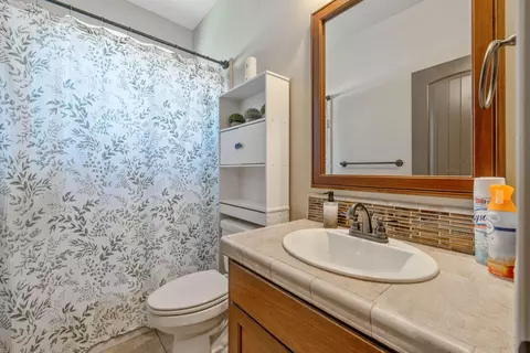 Bath - 1499 Durango St, Tulare, CA 93274 photo 3 of 3
