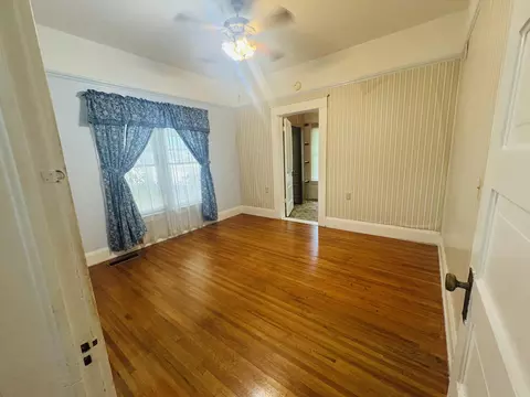 Bedroom - 406 S E St, Exeter, CA 93221 photo 1 of 4