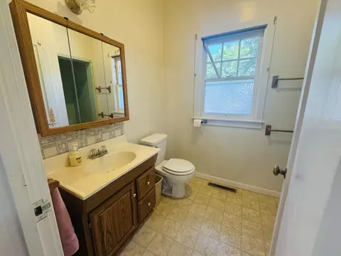 Bath - 406 S E St, Exeter, CA 93221 photo 3 of 4