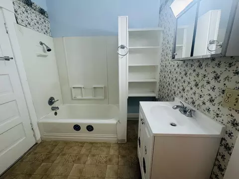 Bath - 406 S E St, Exeter, CA 93221 photo 2 of 4