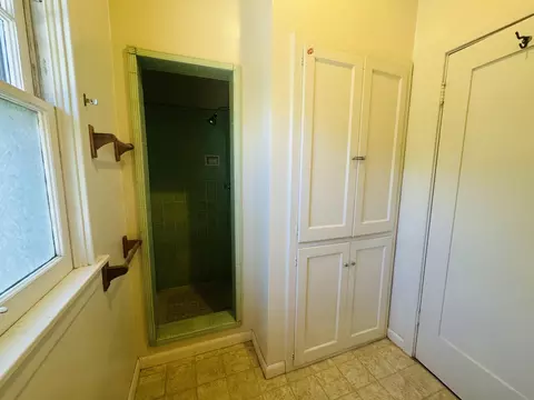 Bath - 406 S E St, Exeter, CA 93221 photo 4 of 4