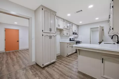 Entry Way - 1019 E Laurel Ave, Visalia, CA 93292 photo 5 of 5