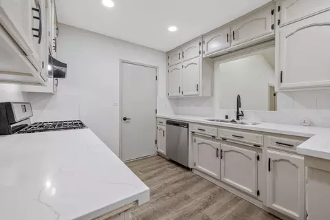 Kitchen - 1019 E Laurel Ave, Visalia, CA 93292 photo 2 of 3