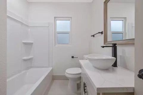 Bath - 1019 E Laurel Ave, Visalia, CA 93292 photo 1 of 1