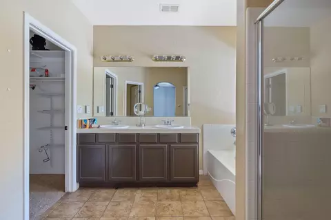 Bath - 2715 E La Vida Ave, Visalia, CA 93292 photo 2 of 3