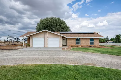 Exterior - 5602 N Mccall Ave, Clovis, CA 93619 photo 4 of 27