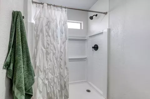Bath - 5602 N Mccall Ave, Clovis, CA 93619 photo 2 of 2
