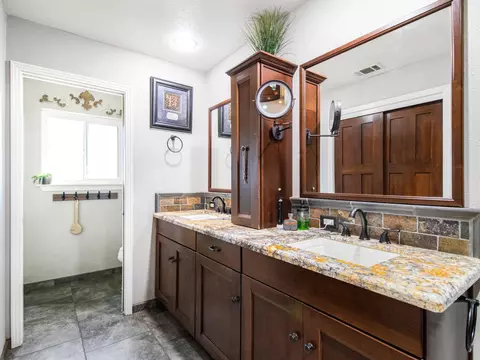 Bath - 1316 E Paradise Ct, Visalia, CA 93292 photo 2 of 4
