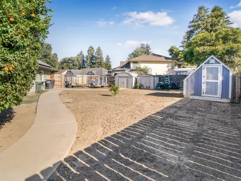 Exterior - 1316 E Paradise Ct, Visalia, CA 93292 photo 5 of 8