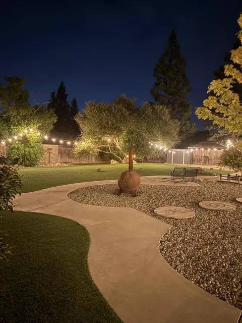 Exterior - 1316 E Paradise Ct, Visalia, CA 93292 photo 2 of 8