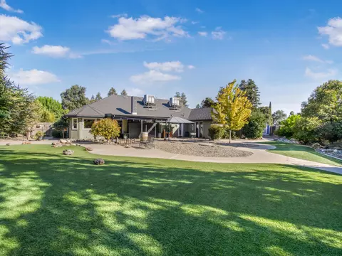 Exterior - 1316 E Paradise Ct, Visalia, CA 93292 photo 7 of 8