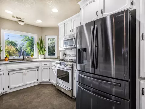 Kitchen - 1316 E Paradise Ct, Visalia, CA 93292 photo 3 of 3