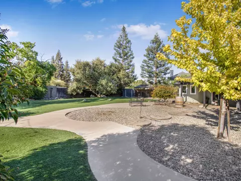 Exterior - 1316 E Paradise Ct, Visalia, CA 93292 photo 6 of 8