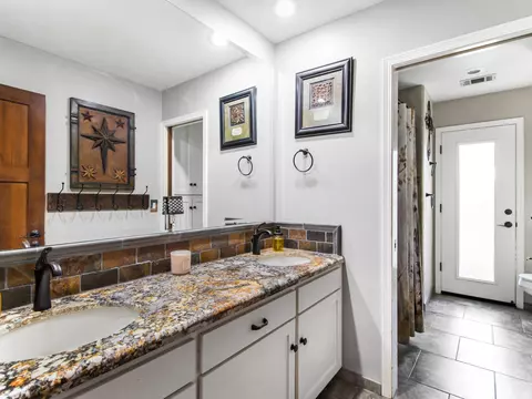 Bath - 1316 E Paradise Ct, Visalia, CA 93292 photo 4 of 4