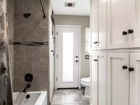 Bath - 1316 E Paradise Ct, Visalia, CA 93292 photo 3 of 4