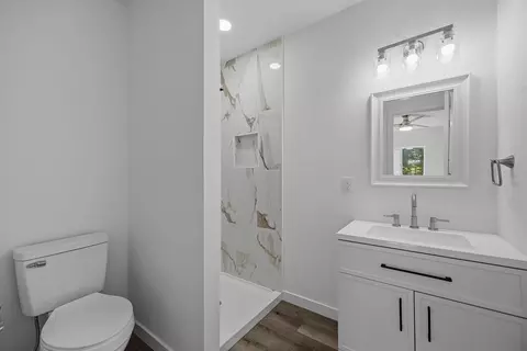 Bath - 309 S Quince Ave, Exeter, CA 93221 photo 1 of 5