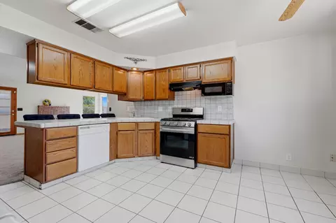 Kitchen - 927 Elderwood Ln, Lemoore, CA 93245 photo 5 of 7