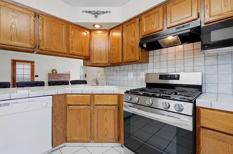 Kitchen - 927 Elderwood Ln, Lemoore, CA 93245 photo 3 of 7