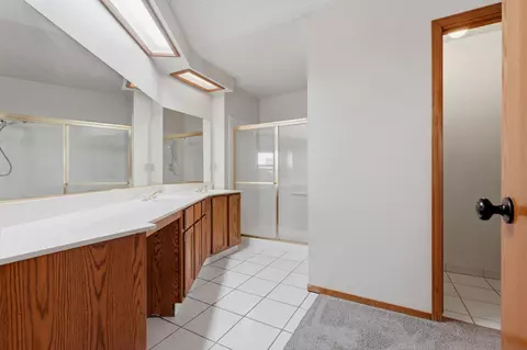 Bath - 927 Elderwood Ln, Lemoore, CA 93245 photo 2 of 4