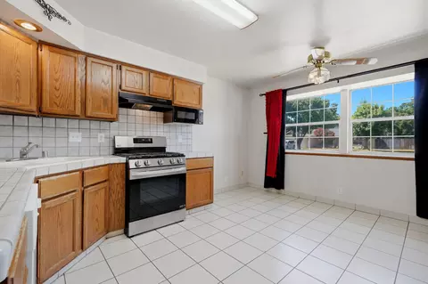 Kitchen - 927 Elderwood Ln, Lemoore, CA 93245 photo 2 of 7