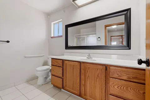 Bath - 927 Elderwood Ln, Lemoore, CA 93245 photo 1 of 4