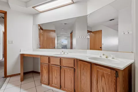 Bath - 927 Elderwood Ln, Lemoore, CA 93245 photo 3 of 4