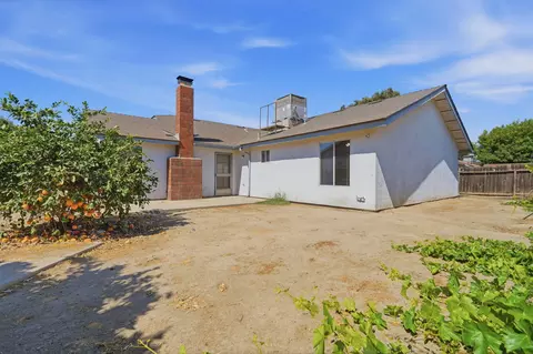 Exterior - 927 Elderwood Ln, Lemoore, CA 93245 photo 2 of 3