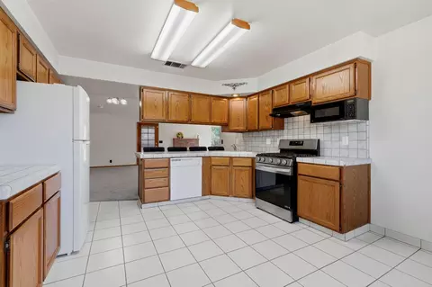 Kitchen - 927 Elderwood Ln, Lemoore, CA 93245 photo 4 of 7
